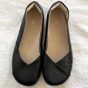 Xero Shoes Phoenix Leather Flats in black size 8